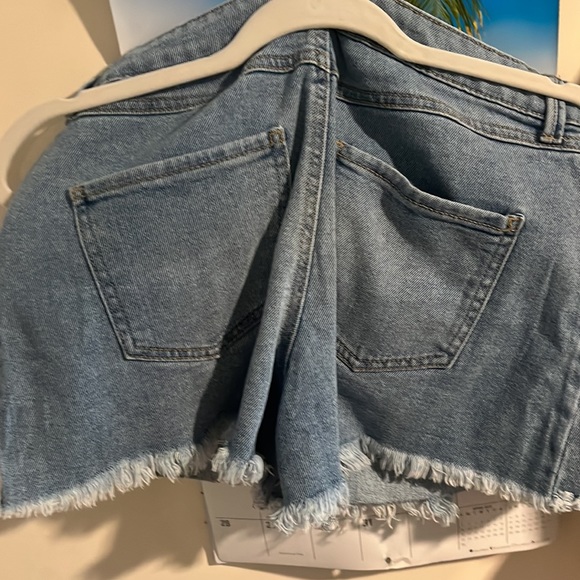 This is a beautiful pair of shorts. - Picture 4 of 4